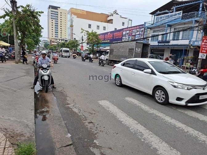 Toà nhà 8 lầu đang cho thuê cực tốt mặt tiền CMT8, Cần Thơ - 130 tỷ - Mogi.vn